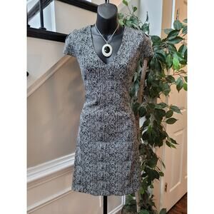 Express Dress Womens Medium Black White Herringbone V-neck Short Sleeve Fit